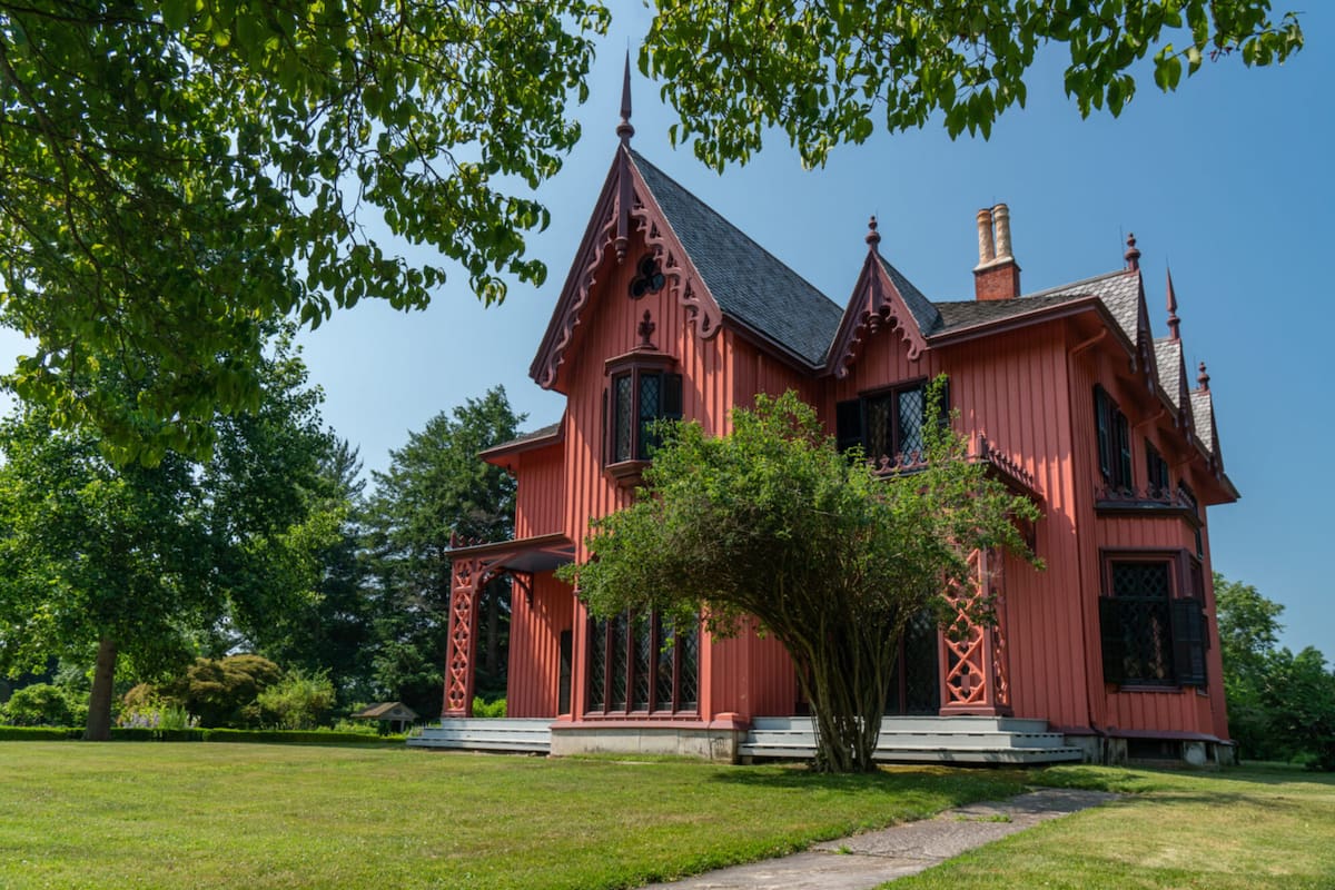 Ubicado en Woodstock, Connecticut, el Roseland Cottage Museum, también conocido como el Cottage Museum, es una joya histórica que transporta a los visitantes al esplendor de la época victoriana (https://roselandcottage.org/)