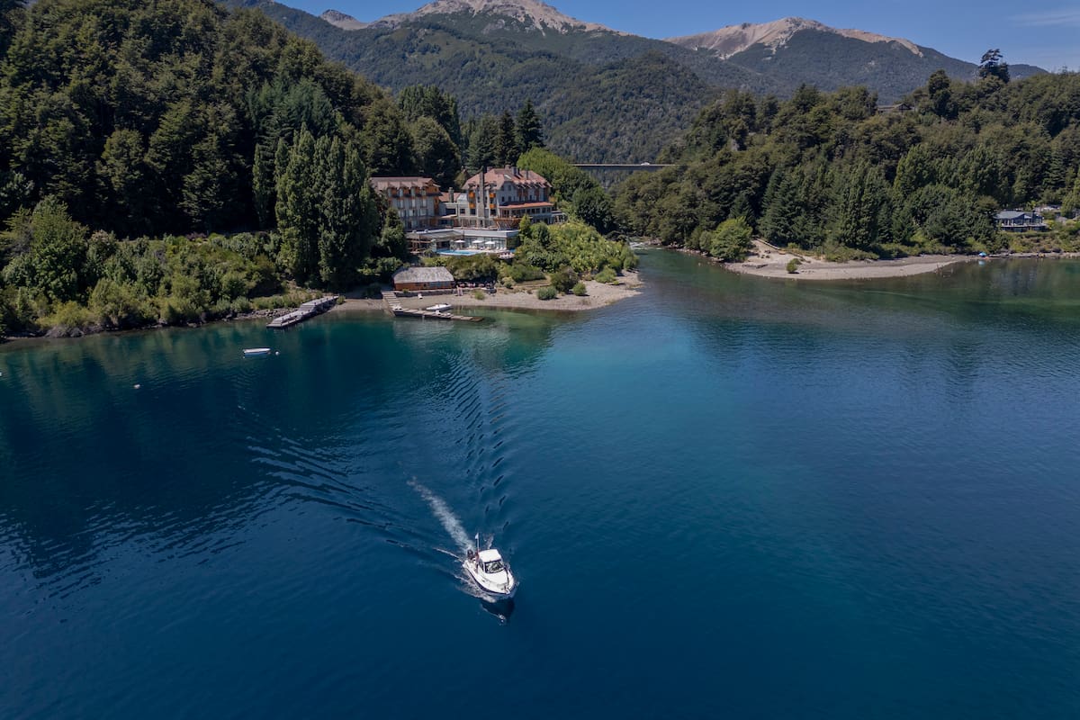 Ubicado justo donde el Correntoso se une con el Lago Nahuel Huapi, el hotel fue completamente renovado en 2003 y guarda una riquísima historia de hospitalidad, diseño y conservación.