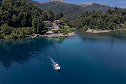 Ubicado justo donde el Correntoso se une con el Lago Nahuel Huapi, el hotel fue completamente renovado en 2003 y guarda una riquísima historia de hospitalidad, diseño y conservación.
