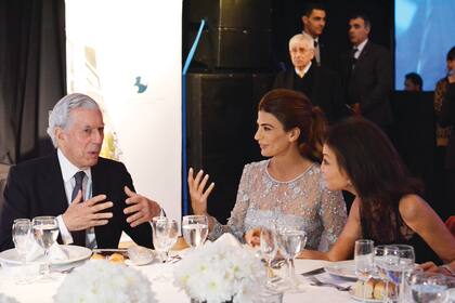 Ubicados en la mesa principal, Mario Vargas Llosa, Juliana e Isabel conversaron animadamente.