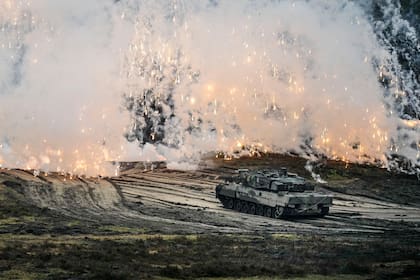 Un tanque Leopard 2 se ve en acción durante una visita del ministro de Defensa alemán, Boris Pistorius, al batallón de tanques 203 de la Bundeswehr en el cuartel del mariscal de campo Rommel en Augustdorf, Alemania, el 1 de febrero de 2023. (AP/Martin Meissner, file)