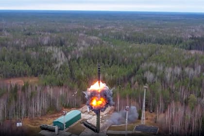 En esta foto tomada de un video publicado por el Servicio de Prensa del Ministerio de Defensa de Rusia el miércoles 26 de octubre de 2022, se prueba un misil balístico intercontinental Yars como parte de los simulacros nucleares de Rusia desde un sitio de lanzamiento en Plesetsk, noroeste de Rusia.