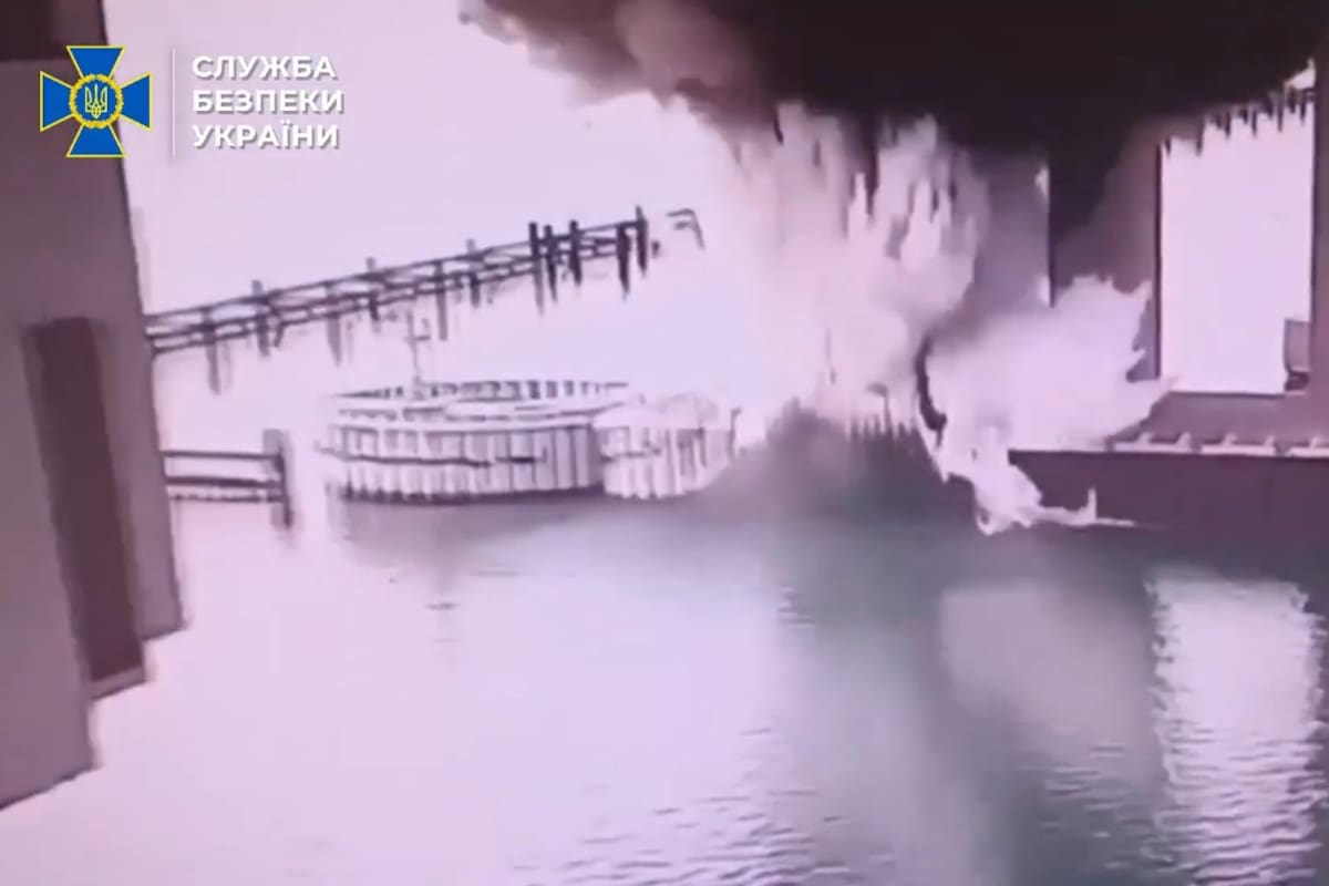 Ucrania lanzó un ataque submarino con explosivos en el puente de Crimea