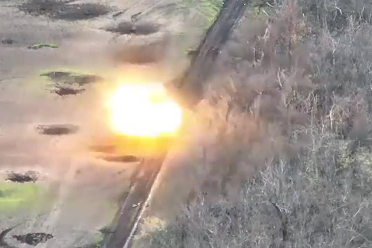 Ucrania muestra el ataque de un tanque ruso en pleno campo de batalla