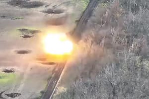 Ucrania muestra el ataque de un tanque ruso en pleno campo de batalla
