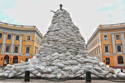 Ucrania, Odesa: El monumento al duque Richelieu se protege con sacos de arena en el bulevar Prymorskyi, en medio de la invasión rusa de Ucrania