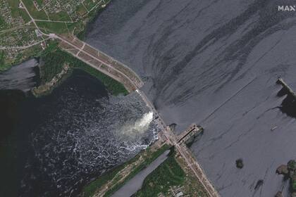Una imagen satelital muestra el daño en la represa de Nova Kakhovka
