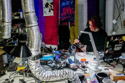 Ucranianas asumen roles de combate a medida que la tecnología cambia el campo de batalla