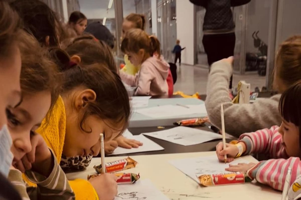 Ucranianos refugiados en Polonia dibujando con Samlo