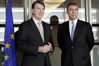 UE ordena investigar vínculos entre Mandelson y Epstein en su etapa como comisario de Comercio