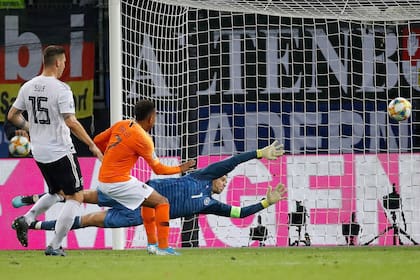 El joven holandés Donyell Malen acaba de anotar el gol del 3-2 con Alemania, en un partido válido por la clasificación a la Eurocopa 2020.