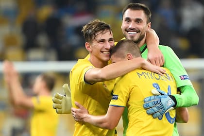 Los futbolistas de Ucrania festejan el enorme triunfo frente a España