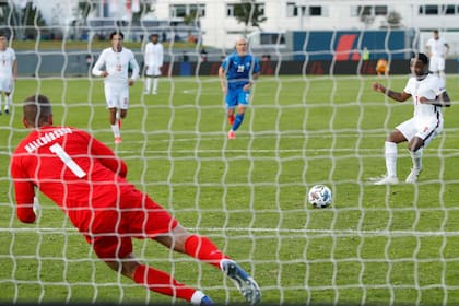 Raheem Sterling marcó el 1-0 para Inglaterra, en el primer minuto adicional; dos minutos más tarde Islandia desperdiciaría otro penal, para empatar.