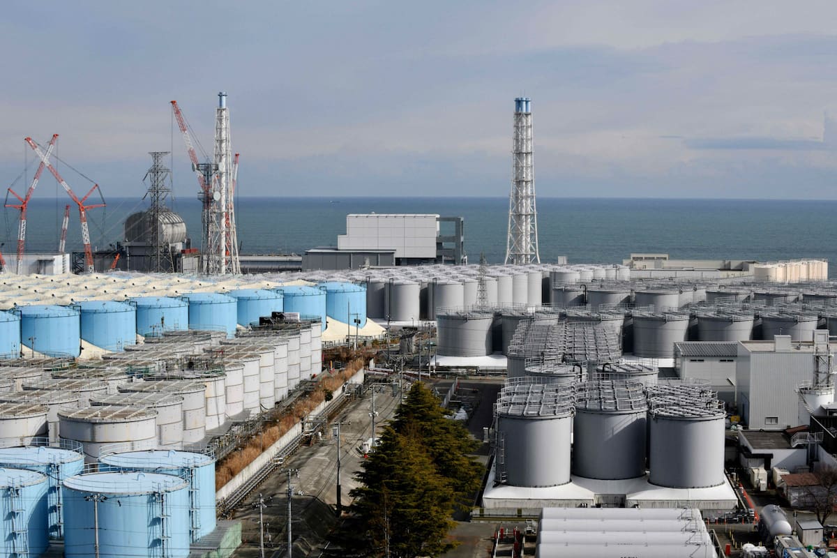 ueve años después del desastre en la planta nuclear de Fukushima Daiichi provocado por un devastador tsunami, la limpieza y el desmantelamiento continúan en las instalaciones paralizadas.