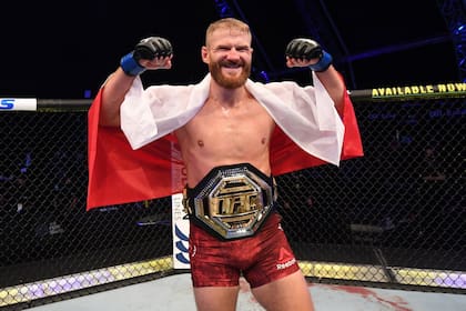 Jan Blachowicz no solo noqueó a su rival, Dominick Reyes, sino que lo dominó durante todo el combate para coronarse campeón de los peso semicompletos en el UFC 253