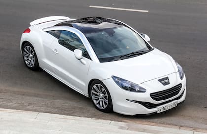 Peugeot RCZ Coupé, el modelo que declaró Javier Milei (imagen de otra unidad)