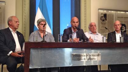 Guillermo Dietrich anunció una fuerte suba en las tarifas de colectivos, trenes y subte