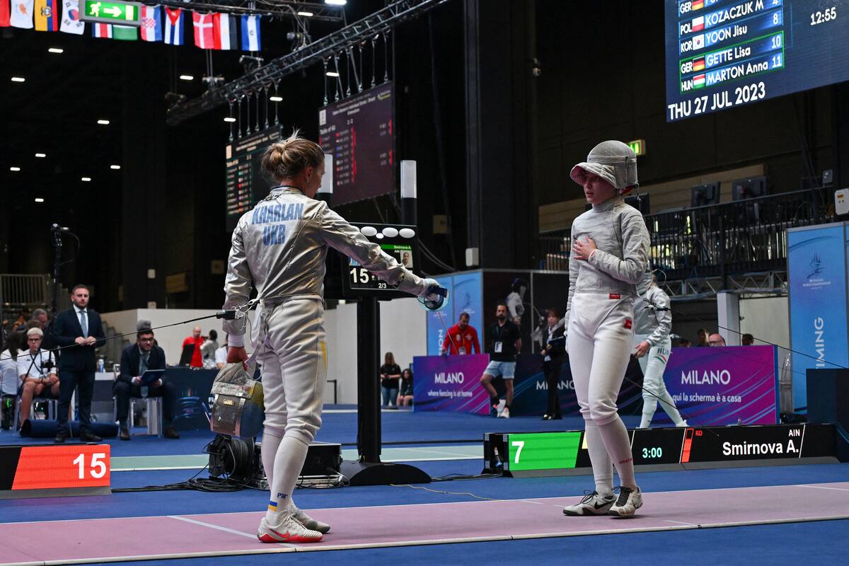 Ukraine's Olha Kharlan (L) gestures as she refuses to shake hands with Russia's Anna Smirnova, registered as an Individual Neutral Athlete (AIN), after she defeated her during the Sabre Women's Senior Individual qualifiers, as part of the FIE Fencing World Championships at the Fair Allianz MI.CO (Milano Convegni) in Milan, on July 27, 2023. (Photo by Andreas SOLARO / AFP)
