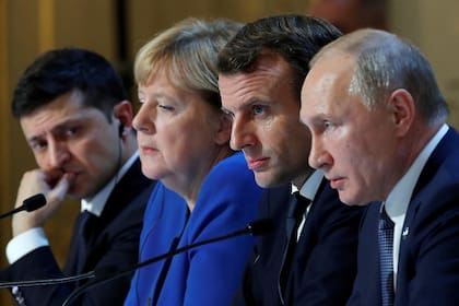 El presidente ucraniano, Volodimir Zelensky; la canciller alemana, Angela Merkel; el presidente francés, Emmanuel Macron, y el presidente ruso, Vladimir Putin, em una conferencia de prensa después de una cumbre sobre Ucrania en el Palacio del Elíseo, en París, el 9 de diciembre de 2019