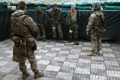 Fuerzas ucranianas detienen a militares de la autoproclamada República Popular de Lugansk que fueron capturados durante el ataque matutino contra la ciudad de Schast'ye, cerca de la ciudad de Lugansk, en el este de Ucrania, el 24 de febrero de 2022. - (Foto de Anatolii Stepanov / AFP)