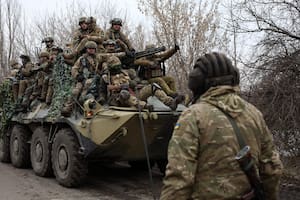 Ukrainian servicemen get ready to repel an attack in Ukraine's Lugansk region on February 24, 2022. - Russian President Vladimir Putin launched a full-scale invasion of Ukraine on Thursday, killing dozens and forcing hundreds to flee for their lives in the pro-Western neighbour. Russian air strikes hit military facilities across the country and ground forces moved in from the north, south and east, triggering condemnation from Western leaders and warnings of massive sanctions. (Photo by Anatolii STEPANOV / AFP)