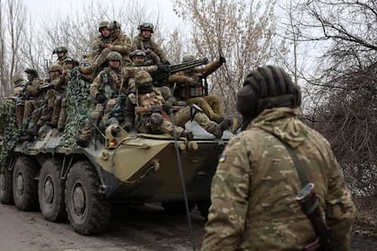 Militares ucranianos se preparan para repeler un ataque en la región ucraniana de Lugansk el 24 de febrero de 2022