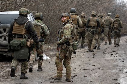 Militares ucranianos se preparan para repeler un ataque en la región ucraniana de Lugansk el 24 de febrero de 2022. - El presidente ruso, Vladimir Putin, lanzó el jueves una invasión a gran escala de Ucrania, matando a decenas personas y obligando a cientos a huir para salvar sus vidas. Los ataques aéreos rusos alcanzaron instalaciones militares en todo el país y las fuerzas terrestres se trasladaron desde el norte, el sur y el este, lo que provocó la condena de los líderes occidentales y advertencias de sanciones masivas. (Foto de Anatolii STEPANOV / AFP)