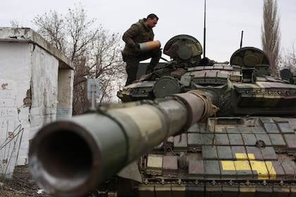 Militares ucranianos se preparan para repeler un ataque en la región ucraniana de Lugansk el 24 de febrero de 2022