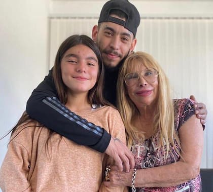 Ulises Bueno junto a su mamá, Betty Olave, y su hija, Alma