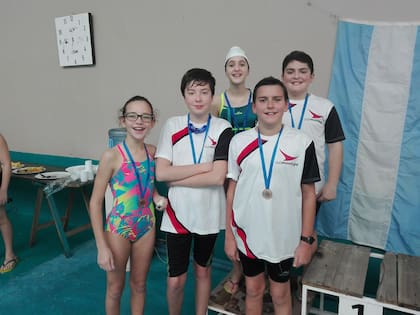 Ulises Cazau comenzó a competir en torneos de postas, en los clubes de natación de la ciudad de La Plata