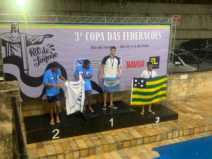 Ulises Cazau fue campeón juvenil de natación en una competencia llevada a cabo en Brasil