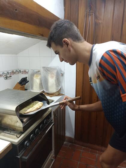 Ulises Cazau hizo y vendió pizzas para poder solventarse el pasaje y la estadía a Santiago del Estero, pero una competencia de natación nacional