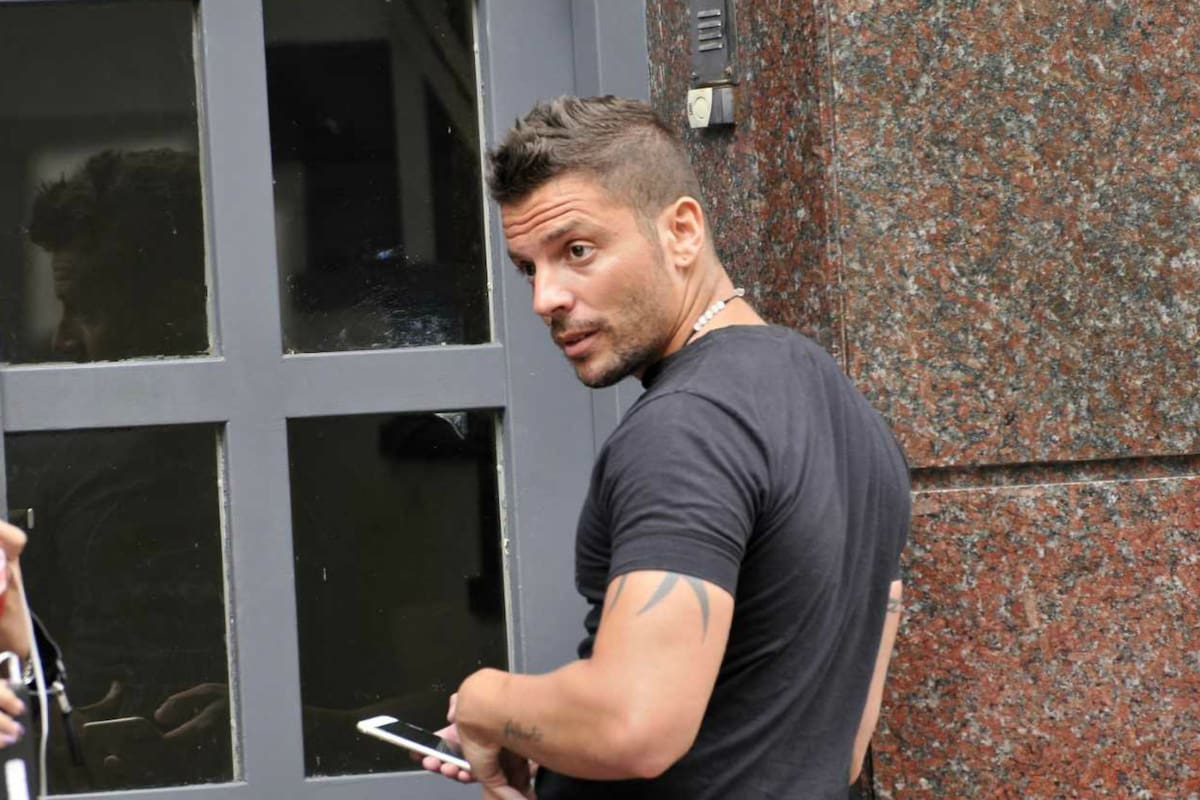 Ulises Jaitt, hermano de Natacha, en la puerta de la funeraria Loyola