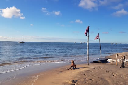 Ulises jugando en la playa