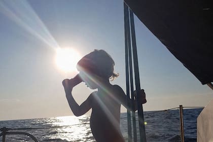 Ulises navega a bordo del Tangaroa 2, el velero de sus padres.