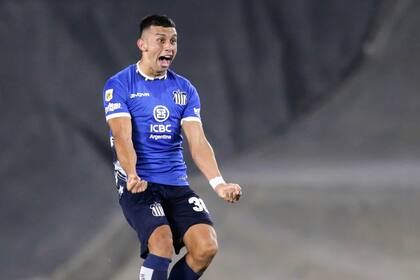 Ulises Ortegoza, de Talleres de Córdoba, festeja el gol que le dio la victoria a su equipo en el estadio Monumental ante River