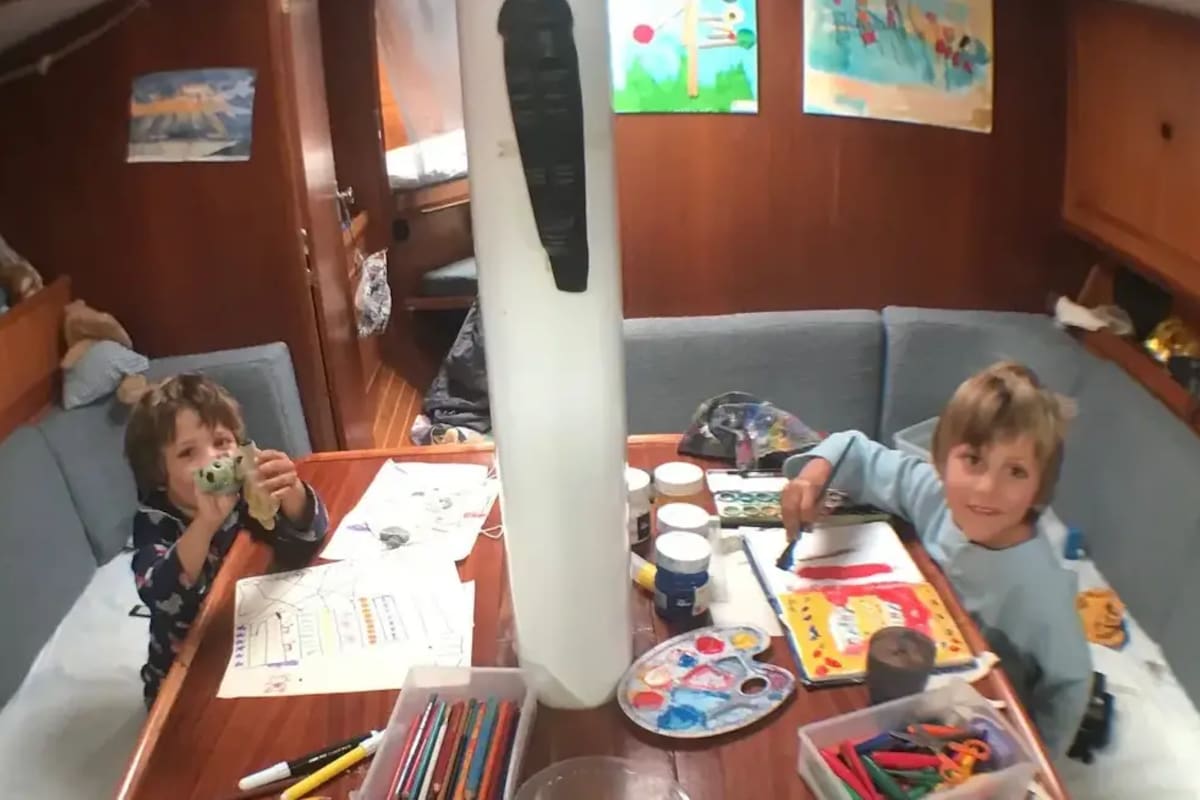 Ulises y Aquiles, de 4 y 5 años, estudian a bordo de un velero, mientras recorren el mundo con su familia
