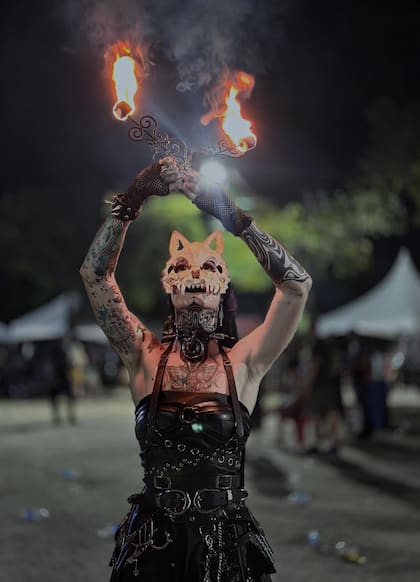 Ulissias Marcelli y una de sus acrobacias de fuego