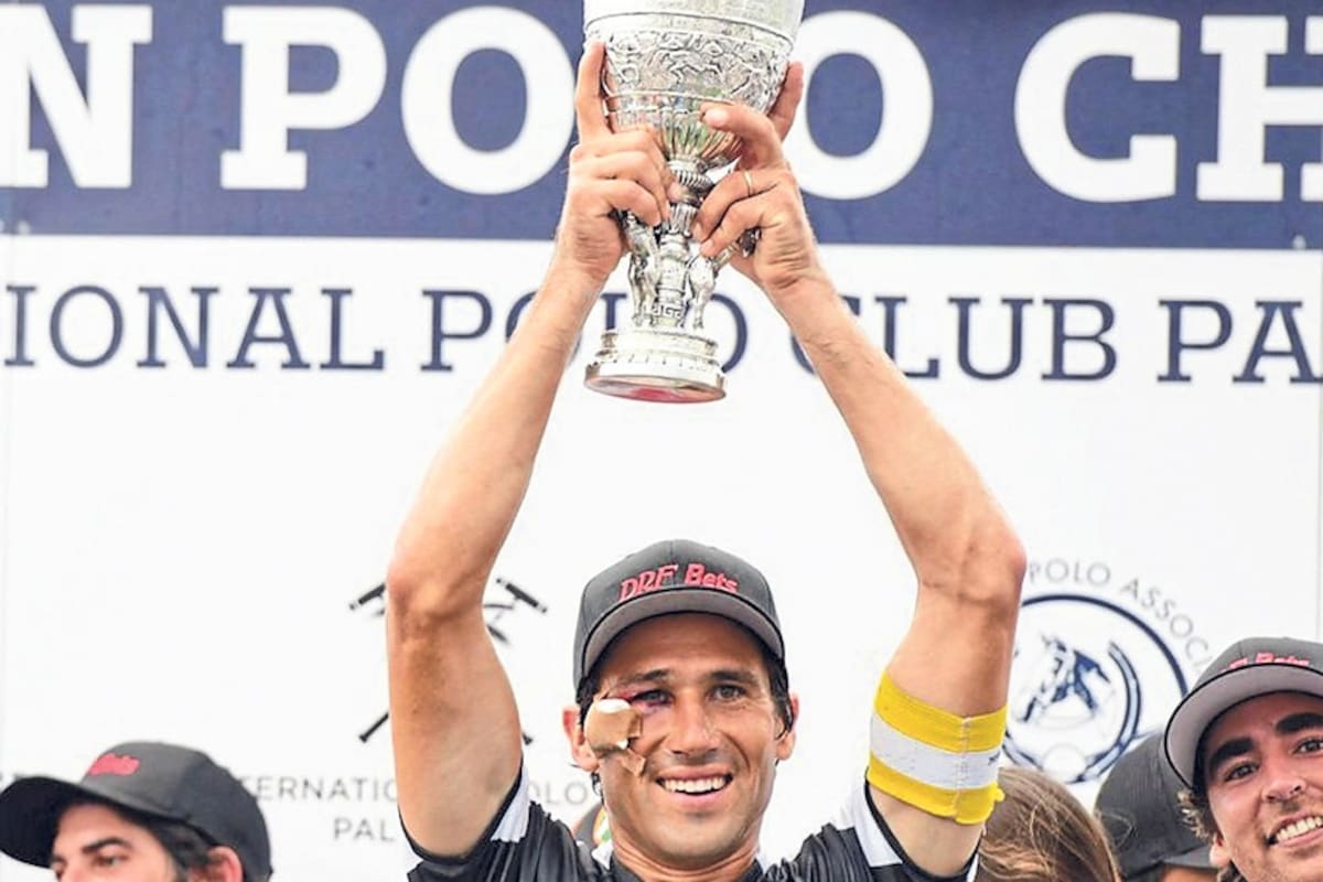 Ulloa, con el trofeo