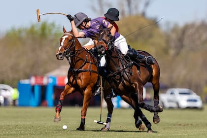 Ulloa de revés y delante de él, Paco de Narváez tratando de meter un backhander
