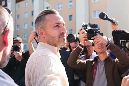 Ulrich Siegmund, principal candidato del partido Alternativa para Alemania (AfD, por sus siglas en alemán), sale de una casilla electoral tras votar en las elecciones estatales de Sajonia-Anhalt, el domingo 6 de septiembre de 2026, en Tangermünde, en el este de Alemania. (AP Foto/Matthias Schrader)