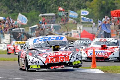 Última corona. Ortelli lidera en Concordia 2016 sobre Matías Rossi, al que finalmente le ganaría el título de esa temporada