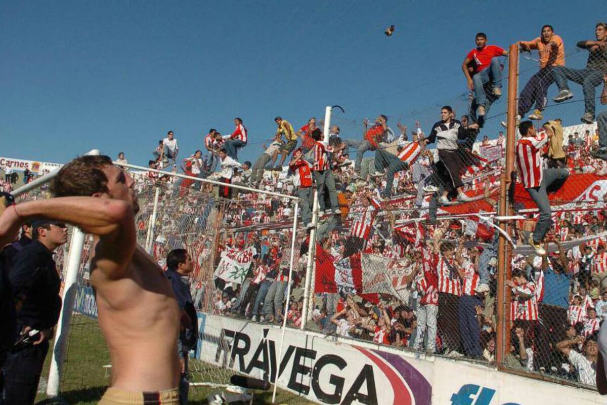 Última fecha del Clausura 2006: Instituto deja la primera división, Pablo Frontini regala una camiseta y Ramón Ábila intenta agarrarla desde el alambrado