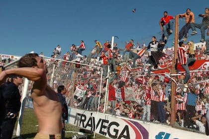 Última fecha del Clausura 2006: Instituto deja la primera división, Pablo Frontini regala una camiseta y Ramón Ábila intenta agarrarla desde el alambrado