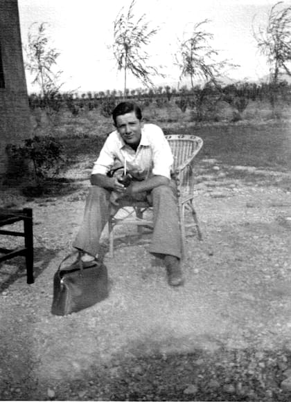 Última fotografía tomada en Argentina a James (Jimmy) Stanley Watt tomando un mate amargo en San Rafael Mendoza poco antes de viajar al Puerto de Buenos Aires para alistarse como piloto voluntario en la RAF. (Cortesía Peter Benitz).