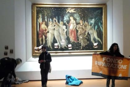 Ultima Generazione atacó "La primavera" de Botticelli en Florencia