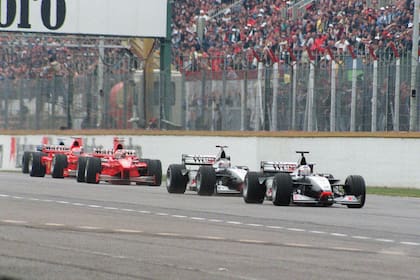 La última vez: McLaren marca el camino en la recta del autódromo Oscar y Juan Gálvez, de Buenos Aires; Ferrari persigue y Michael Schumacher resultó el último ganador en la Argentina, en 1998