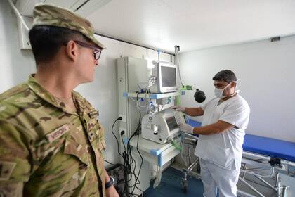 Ultiman los preparativos en el Hospital Militar Reubicable, que el Ejército instaló en Campo de Mayo