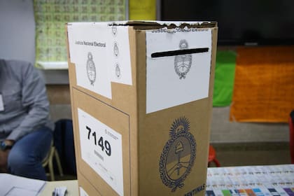Últimas personas en votar en la Escuela primaria N2 General Acha, urnas y cierre de la escuela