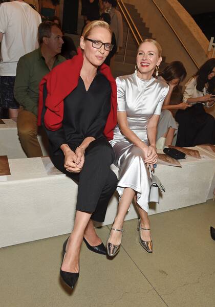 Uma Thurman y Naomi Watts disfrutaron del desfile de Tory Burch celebrado en el Museo Americano de Historia Natural. Mientras Uma optó por un conjunto de camisa y pantalón negros de la firma anfitriona, Naomi dio una lección de estilo: vistió un diseño satinado de silueta ajustada, también de la casa, que combinó con zapatos Guillermina, pendientes dorados con perlas, el pelo recogido y labios rojos.